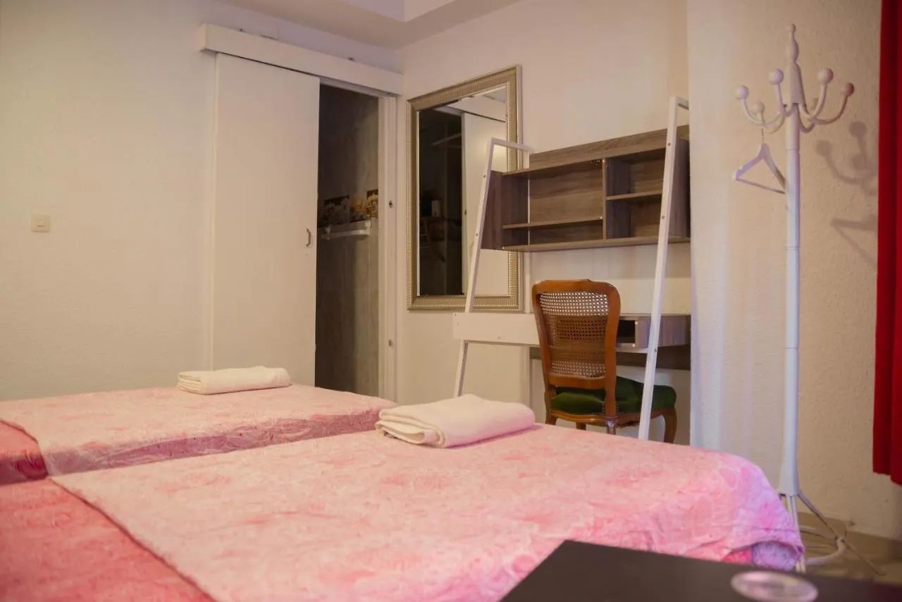 Hostal Ideal Badal Barcelona 2*,